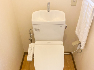 トイレリフォーム シンプルで使いやすい２台のトイレとレンジフード