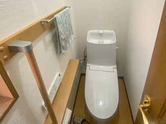 トイレリフォーム 棚付き手すりがついた、便利で明るいトイレ