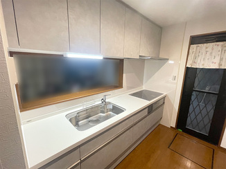 キッチンリフォーム 収納力と使い勝手がアップした明るいキッチン