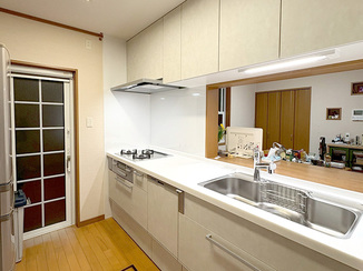 キッチンリフォーム 天板の高さを変更した、使いやすく統一感のあるキッチン