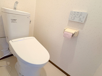 トイレリフォーム 袖付き操作盤から壁リモコンへ、使いやすくなったトイレ