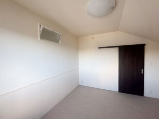 内装リフォーム 室内窓がアクセントになった、独立した2つのお部屋